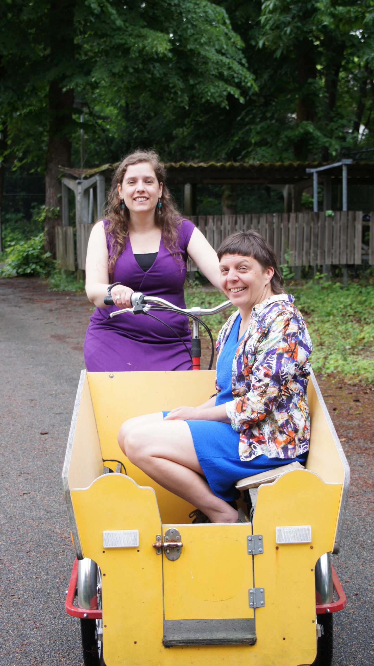 Carlijn en Hannelore in een gele bakfiets